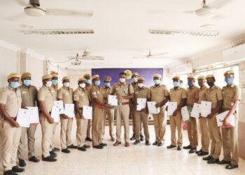 சிறப்பாக பணியாற்றிய  காவல்துறையினருக்கு, தூத்துக்குடி போலீஸ் சூப்பிரண்டு எஸ்.ஜெயக்குமார் பாராட்டுச்சான்றிதழ்