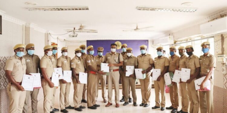 சிறப்பாக பணியாற்றிய  காவல்துறையினருக்கு, தூத்துக்குடி போலீஸ் சூப்பிரண்டு எஸ்.ஜெயக்குமார் பாராட்டுச்சான்றிதழ்
