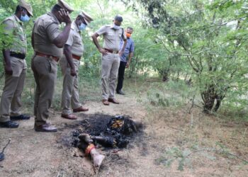 35 வயது மதிக்கதக்க எரிந்தநிலையில் பெண் சடலம் மீட்பு – மாவட்ட எஸ்.பி நேரில் சென்று விசாரனை