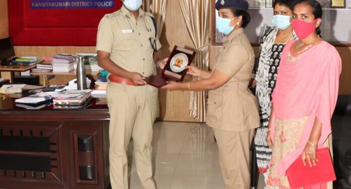 தேசிய அளவில் விருது பெற்ற பெண் தலைமை காவலர் – மாவட்‌‌‌ட எஸ்.பி பாராட்டு