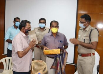 ஏ.டி..எம் மிஷினில் வந்த பணத்தை எடுக்காமல் சென்ற விட்ட நபரின் பணத்தை அவரிடமே ஒப்‌‌‌படைத்‌‌‌த நபரின்‌‌‌ நேர்‌‌‌மைக்‌‌‌கு மாவட்ட எஸ்‌‌‌‌.பி பாராட்டு