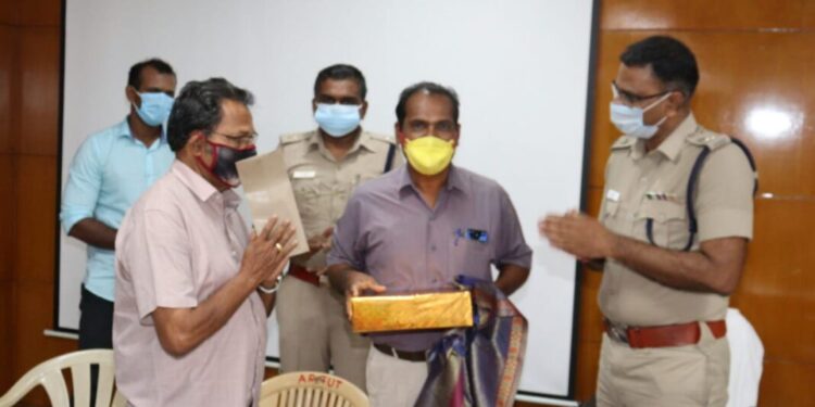 ஏ.டி..எம் மிஷினில் வந்த பணத்தை எடுக்காமல் சென்ற விட்ட நபரின் பணத்தை அவரிடமே ஒப்‌‌‌படைத்‌‌‌த நபரின்‌‌‌ நேர்‌‌‌மைக்‌‌‌கு மாவட்ட எஸ்‌‌‌‌.பி பாராட்டு