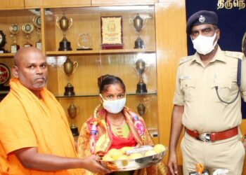 நேர்மை குணத்தைப் பாராட்டி பெண்ணிற்கு வாழ்த்து- மாவட்ட காவல் கண்காணிப்பாளர் 10 ஆயிரம் ரூபாய் அன்பளிப்பாக அளித்தார்.