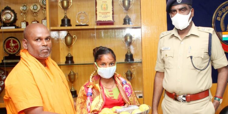 நேர்மை குணத்தைப் பாராட்டி பெண்ணிற்கு வாழ்த்து- மாவட்ட காவல் கண்காணிப்பாளர் 10 ஆயிரம் ரூபாய் அன்பளிப்பாக அளித்தார்.