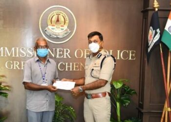 துப்புரவு தொழிலாளியின் நேர்மைக்கு சென்னை போலீஸ் கமிஷ்னர் வெகுமதி