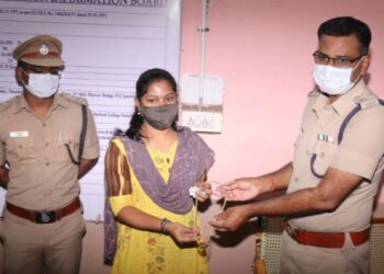 திருடுபோன 17 சவரன் தங்க நகைகள் உரிமையாளரிடம் நேரில் ஒப்படைப்பு – தனிப்படையினருக்கு மாவட்ட போலீஸ் சூப்பிரண்டு எஸ்.ஜெயக்குமார் வெகுமதி வழங்கி பாராட்டு.