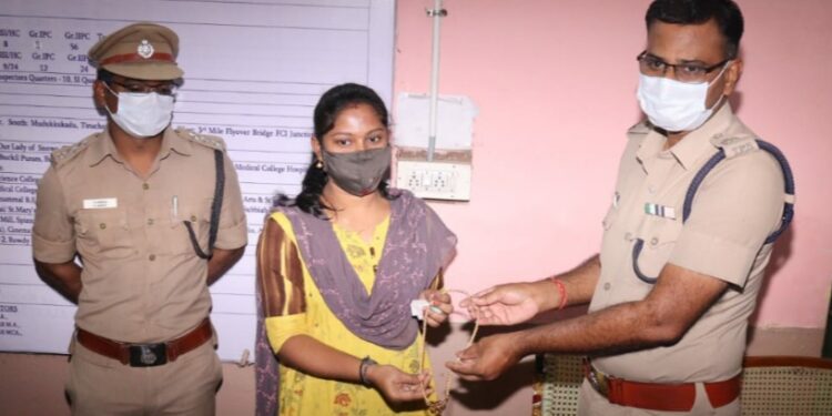 திருடுபோன 17 சவரன் தங்க நகைகள் உரிமையாளரிடம் நேரில் ஒப்படைப்பு – தனிப்படையினருக்கு மாவட்ட போலீஸ் சூப்பிரண்டு எஸ்.ஜெயக்குமார் வெகுமதி வழங்கி பாராட்டு.