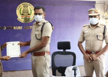 கடந்த மாதம் சிறப்பாக பணியாற்றிய காவல்துறையினருக்கு, தூத்துக்குடி மாவட்ட போலீஸ் சூப்பிரண்டு எஸ்.ஜெயக்குமார் வெகுமதி, பாராட்டுச்சான்றிதழ்