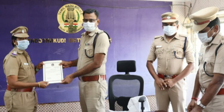 கடந்த மாதம் சிறப்பாக பணியாற்றிய காவல்துறையினருக்கு, தூத்துக்குடி மாவட்ட போலீஸ் சூப்பிரண்டு எஸ்.ஜெயக்குமார் வெகுமதி, பாராட்டுச்சான்றிதழ்