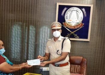 பணியின் போது உயிரிழந்த சிறப்பு சார்பு ஆய்வாளர் குடும்பத்திற்கு நிவாரண நிதியாக தலா 3 லட்சத்திற்கான காசோலையை மாவட்ட எஸ்.பி சுகுணா சிங் இன்று வழங்கினார்