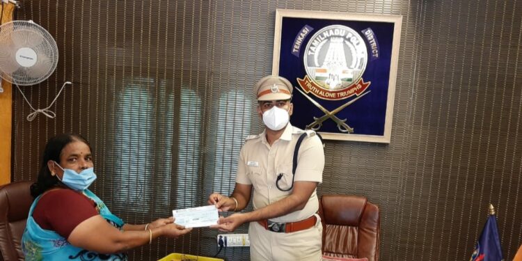 பணியின் போது உயிரிழந்த சிறப்பு சார்பு ஆய்வாளர் குடும்பத்திற்கு நிவாரண நிதியாக தலா 3 லட்சத்திற்கான காசோலையை மாவட்ட எஸ்.பி சுகுணா சிங் இன்று வழங்கினார்