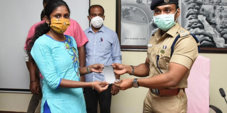 கோவை மாவட்டத்தில் தொலைந்து போன செல்போன் அதன் உரிமையாளர்களிடம் ஒப்படைக்கப்பட்டது