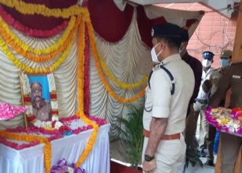 கொரனா தொற்றால் உயிரிழந்த எஸ்.ஐ உருவப்படத்திற்கு சென்னை கமிஷ்னர் மரியாதை