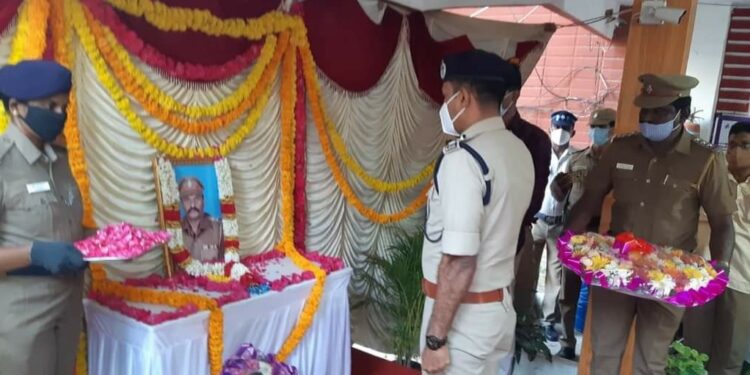 கொரனா தொற்றால் உயிரிழந்த எஸ்.ஐ உருவப்படத்திற்கு சென்னை கமிஷ்னர் மரியாதை