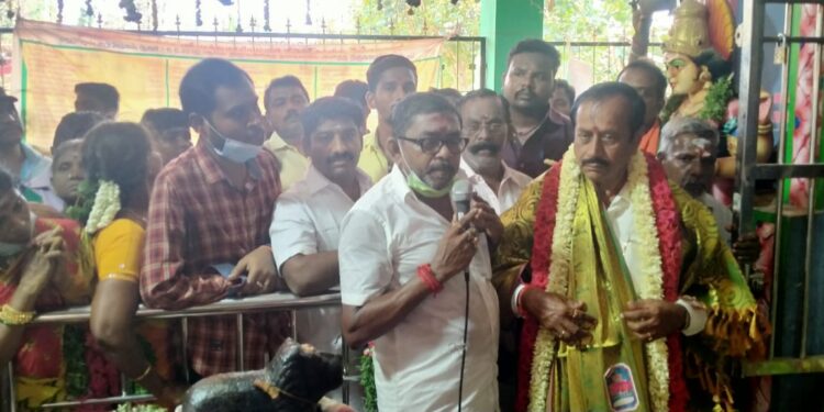 தேவகோட்டை தாயமங்கலம் முத்துமாரியம்மன் கோவிலில் பால்குடம் பாஜக வேட்பாளர் எச்.ராஜா சாமி கும்பிட்டார்
