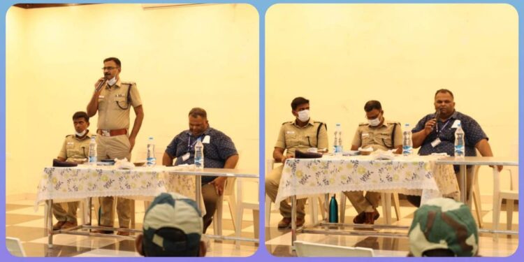 தேர்தல் பாதுகாப்பை முன்னிட்டு திருச்செந்தூரில் தேர்தல் செலவின பார்வையாளர் மற்றும் எஸ்.பி  கொடி அணிவகுப்பு