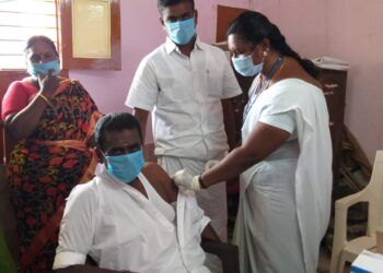 திருவாடானை ஊராட்சி மன்றத் தலைவர், இலக்கிய ராமு கொரானா தடுப்பூசியை போட்டுக்கொண்டு விழிப்புணர்வு ஏற்படுத்தினார்