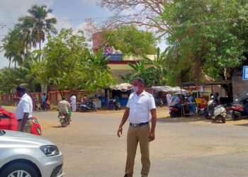 தேவகோட்டை நகரில் மாஸ்க் அணியாமல் வாகனங்களில் சென்றவர்களுக்கு போலீசார் அபராதம்