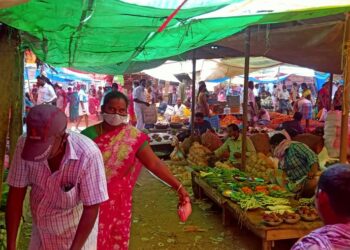 தேவகோட்டை வாரச்சந்தையில் முகக்கவசம் அணியாத வியாபாரிகள் பொதுமக்களுக்கு அபராதம்