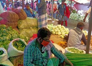 தேவகோட்டை வாரச்சந்தையில் முகக்கவசம் அணியாத வியாபாரிகள் பொதுமக்களுக்கு அபராதம்