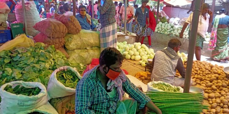 தேவகோட்டை வாரச்சந்தையில் முகக்கவசம் அணியாத வியாபாரிகள் பொதுமக்களுக்கு அபராதம்