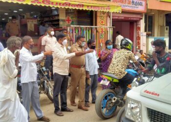 சமூக இடைவெளியை கடைப்பிடிக்க தேவகோட்டையில் வட்டாட்சியர் தலைமையில் விழிப்புணர்வு