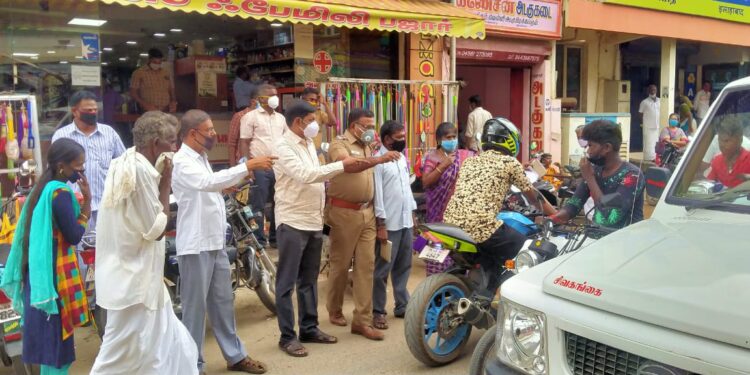சமூக இடைவெளியை கடைப்பிடிக்க தேவகோட்டையில் வட்டாட்சியர் தலைமையில் விழிப்புணர்வு