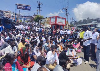 கொடைக்கானல் மக்களின் வாழ்வாதாரம் தொடர்ந்து பறிக்கப்படுகிறது  அரசின் கவனத்தை ஈர்க்கும் வகையில் ஒன்று திரண்டு போராட்ட களத்தில் குதித்த பொதுமக்கள் ஸ்தம்பித்தது கொடைக்கானல்