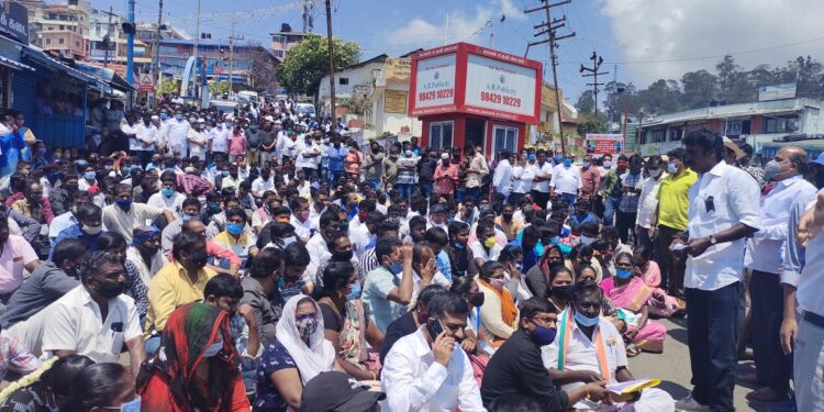 கொடைக்கானல் மக்களின் வாழ்வாதாரம் தொடர்ந்து பறிக்கப்படுகிறது  அரசின் கவனத்தை ஈர்க்கும் வகையில் ஒன்று திரண்டு போராட்ட களத்தில் குதித்த பொதுமக்கள் ஸ்தம்பித்தது கொடைக்கானல்