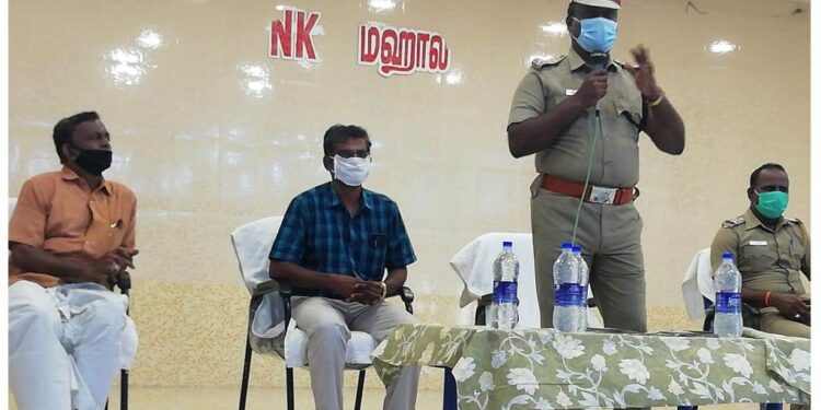 விளாத்திகுளம் துணை காவல் கண்காணிப்பாளர் பிரகாஷ் தலைமையில் வியாபாரிகள் சங்கத்தினருக்கு கொரோனா விழிப்புணர்வு கூட்டம்