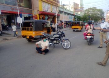 போலீசாரை கண்டித்து தூத்துக்குடியில் வாலிபர் திடீர் போராட்டம் !!பரபரப்பு!!