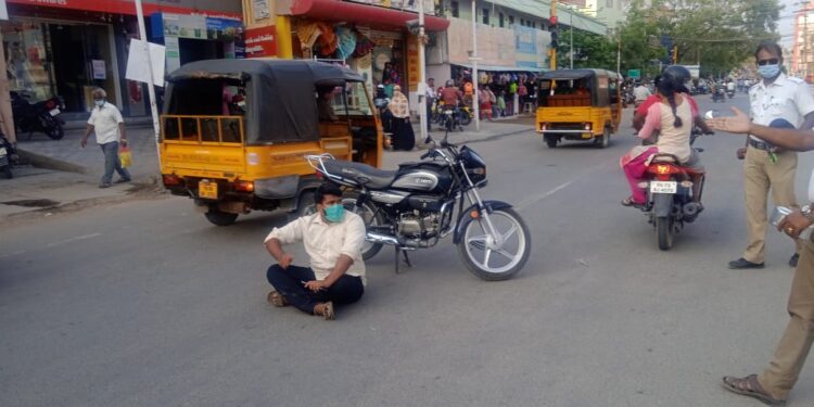 போலீசாரை கண்டித்து தூத்துக்குடியில் வாலிபர் திடீர் போராட்டம் !!பரபரப்பு!!
