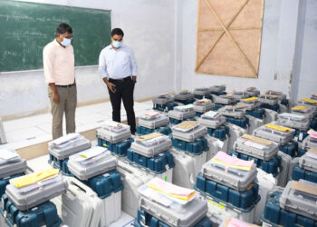 வாக்குப்பதிவு எந்திரங்கள் வைக்கப்படுவதை மாவட்ட ஆட்சியரும் தேர்தல் அலுவலருமான செந்தில் ராஜ் பார்வையிட்டு ஆய்வு