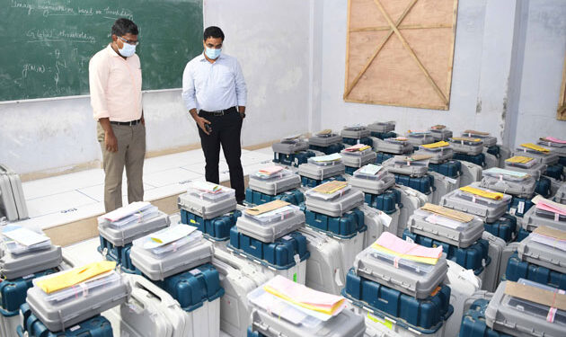 வாக்குப்பதிவு எந்திரங்கள் வைக்கப்படுவதை மாவட்ட ஆட்சியரும் தேர்தல் அலுவலருமான செந்தில் ராஜ் பார்வையிட்டு ஆய்வு