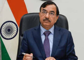 சுஷில் சந்திரா இந்தியாவின் புதிய தலைமை தேர்தல் ஆணையராக  பொறுப்பேற்பு