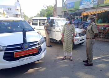 தூத்துக்குடி மார்க்கெட்களில் மாநகராட்சி ஆணையர் மற்றும் நகர காவல் துணை கண்காணிப்பாளர் ஆகியோர் ஆய்வு