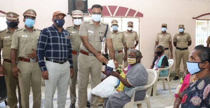 தூத்துக்குடி மாவட்ட காவல்துறை சார்பாக முத்தையாபுரத்தில் அரிசி, காய்கனிகளை மாவட்ட எஸ்பி ஜெயக்குமார் வழங்கினார்