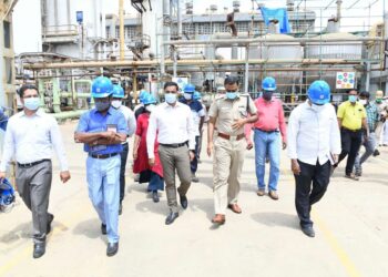 மாவட்ட ஆட்சியர் ஸ்டெர்லைட் ஆலை ஆக்சிஜன் உற்பத்தி நிலையத்தில் ஆய்வு