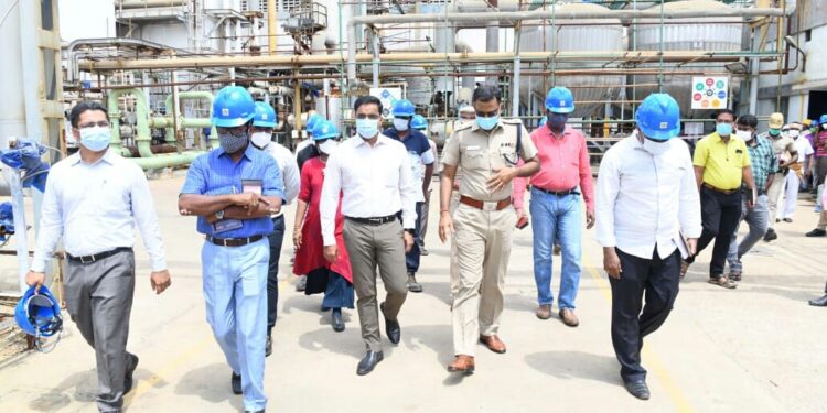 மாவட்ட ஆட்சியர் ஸ்டெர்லைட் ஆலை ஆக்சிஜன் உற்பத்தி நிலையத்தில் ஆய்வு