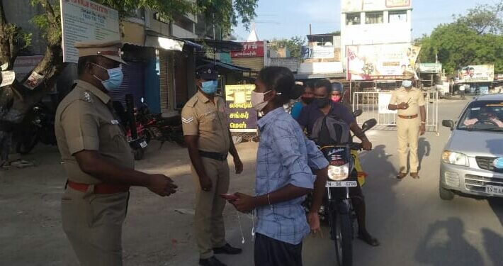 விளாத்திகுளம் டிஎஸ்பி பிரகாஷ்  பேருந்து நிலையம் முன்பு நேரில் ஆய்வு