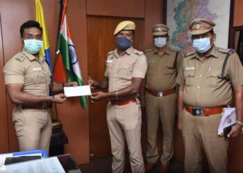 ஒரு மாதச் சம்பளத்தை தானமாக கொடுத்த கோவை காவலர் – குவியும் பாராட்டு