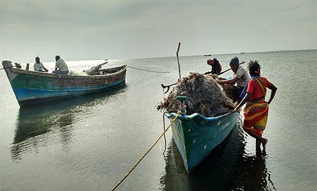 தூத்துக்குடி மாவட்ட மீனவர்கள் உடனடியாக கரை திரும்ப வேண்டும் – மாவட்ட கலெக்டர் டாக்டர் செந்தில்ராஜ் வேண்டுகோள்
