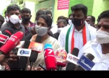 அனைவரும் தடுப்பு ஊசி போட்டுக் கொள்ள வேண்டும். ஏரலில் அரசு ஆரம்ப சுகாதார நிலையத்தை ஆய்வு செய்த கனிமொழி எம்பி பேட்டி