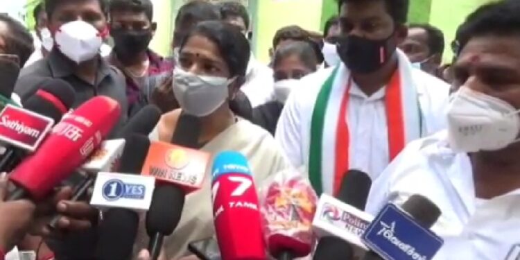 அனைவரும் தடுப்பு ஊசி போட்டுக் கொள்ள வேண்டும். ஏரலில் அரசு ஆரம்ப சுகாதார நிலையத்தை ஆய்வு செய்த கனிமொழி எம்பி பேட்டி