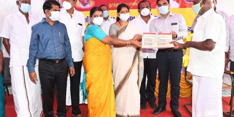 ரூ.2 ஆயிரம் கரோனா நிவாரண உதவி வழங்கும் திட்டத்தை, கனிமொழி எம்பி, அமைச்சர் கீதாஜீவன் ஆகியோர் தொடங்கி வைத்தனர்.