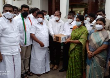 ரூ.70 லட்சம் மதிப்பிலான 50 ஆக்கிஜன் செறியூட்டிகளை டி.வி.எஸ். மோட்டார் நிறுவனம், சுந்தரம் – கிளேட்டன் லிமிடெட் நிறுவத்துடன் இணைந்து, ஸ்ரீனிவாசன் சேவைகள் அறக்கட்டளை மூலமாக மாவட்ட ஆட்சியரிடம் வழங்கியது