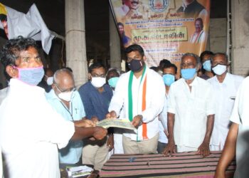 ஆழ்வார்திருநகரி கூட்டுறவு  பண்டசாலை நியாய விலை கடையில் கொரோனா தொகை ரூ.2000 குடும்ப அட்டைதாரர்களுக்கு ஸ்ரீவைகுண்டம் எம்எல்ஏ ஊர்வசி அமிர்தராஜ் வழங்கினார்கள்.