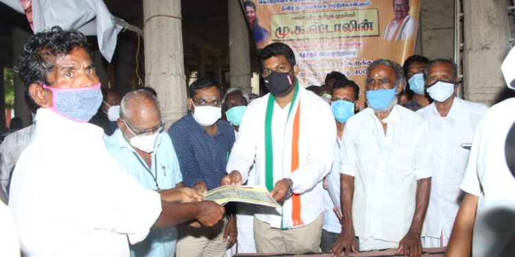 ஆழ்வார்திருநகரி கூட்டுறவு பண்டசாலை நியாய விலை கடையில் கொரோனா தொகை ரூ.2000 குடும்ப அட்டைதாரர்களுக்கு ஸ்ரீவைகுண்டம் எம்எல்ஏ ஊர்வசி அமிர்தராஜ் வழங்கினார்கள்.