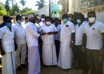 குரும்பூர் ஜமாத் சார்பில் அமைச்சர் அனிதா ராதாகிருஷ்ணனிடம் கொரோனா நிதியாக ரூ.25 ஆயிரத்துக்கான காசோலை வழங்கப்பட்டது.