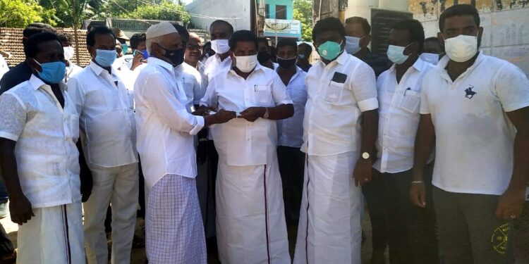 குரும்பூர் ஜமாத் சார்பில் அமைச்சர் அனிதா ராதாகிருஷ்ணனிடம் கொரோனா நிதியாக ரூ.25 ஆயிரத்துக்கான காசோலை வழங்கப்பட்டது.